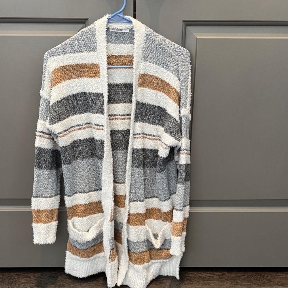 Pink Clover Textured Knit Sweater in Gray and Cream